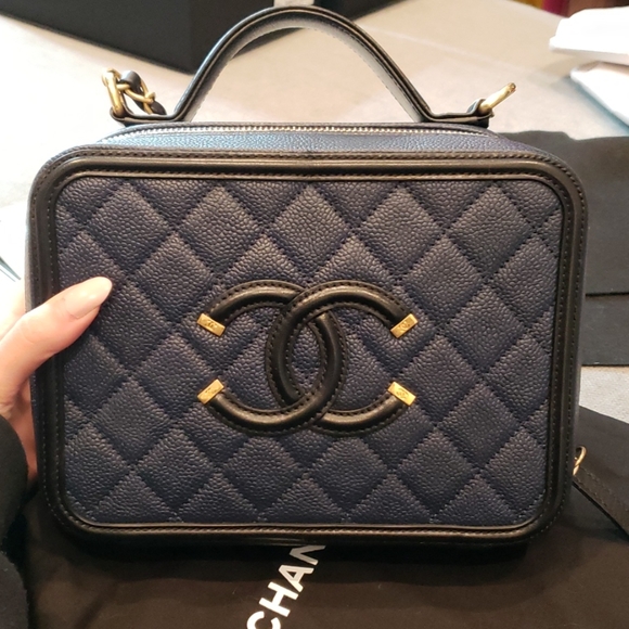 ❗SOLD❗Chanel Two-tone Medium Filigree Vanity Case - Picture 4 of 16